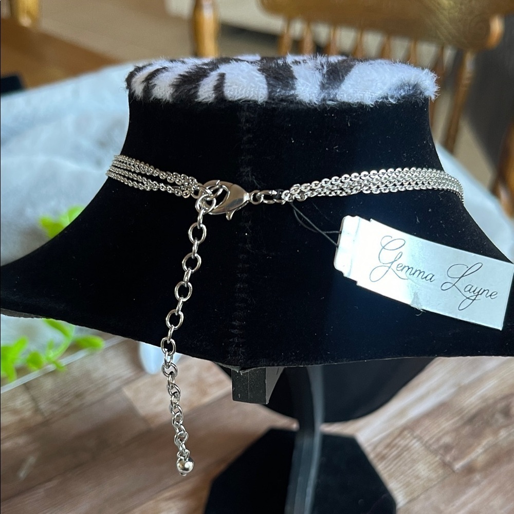 Chic Silver Necklace with Crystal Details - Picture 3 of 6